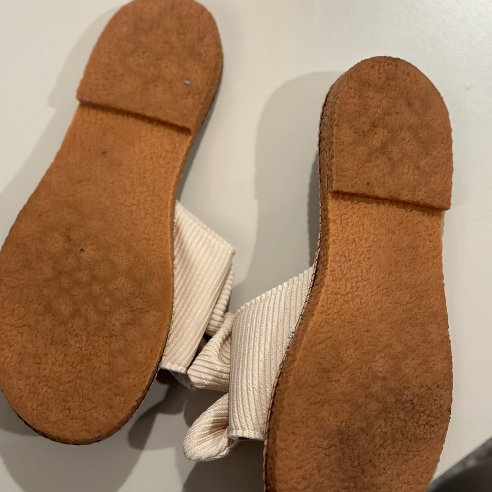 Women’s comfortable fabric bow flip flops size 9 like new tan brown - Picture 3 of 5